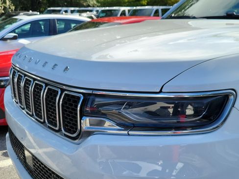 Used 2022 Jeep Wagoneer Series III RWD image 9