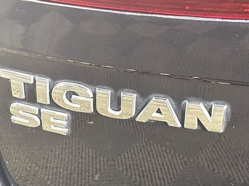 Used 2021 Volkswagen Tiguan SE image 23