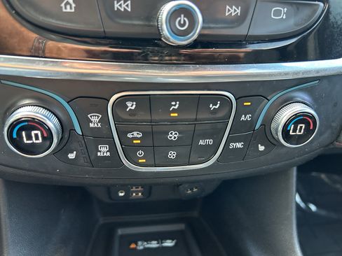 Used 2023 Chevrolet Traverse RS FWD image 30