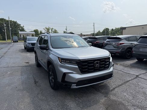 Used 2025 Honda Pilot TrailSport image 4