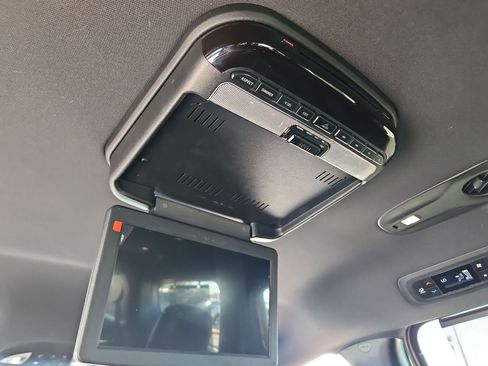 Used 2018 Chrysler Pacifica Touring-L FWD image 28