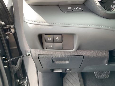 Used 2024 Toyota Highlander XLE image 7