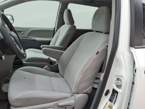 Used 2020 Toyota Sienna L FWD image 12