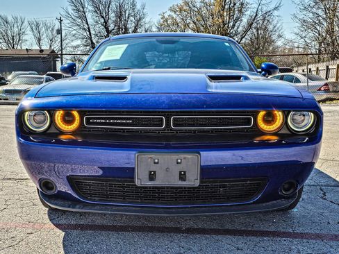 Used 2019 Dodge Challenger SXT image 2