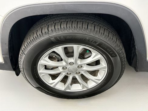 Used 2020 Jeep Cherokee Latitude w/ Cold Weather Group image 11