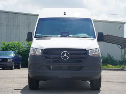Used 2025 Mercedes-Benz Sprinter 2500 image 3