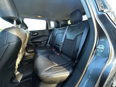 Used 2018 Jeep Compass Latitude image 29