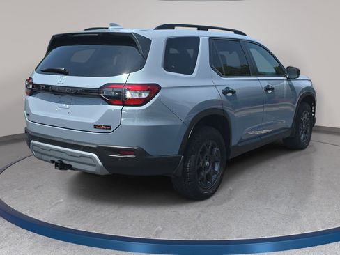 Used 2025 Honda Pilot TrailSport image 5