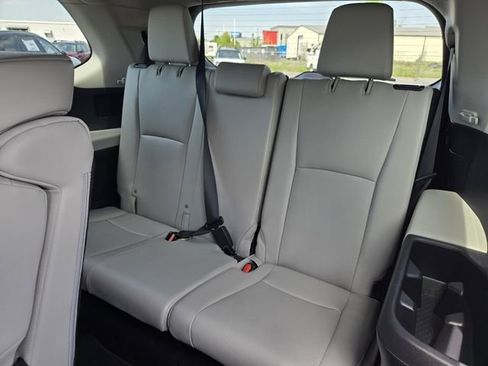 Used 2024 Toyota Grand Highlander XLE FWD image 12