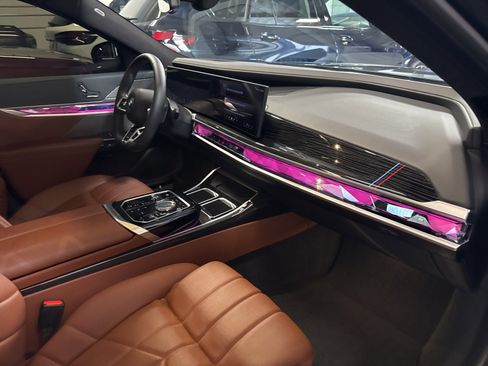 Used 2025 BMW i7 xDrive60 w/ Executive Package image 32