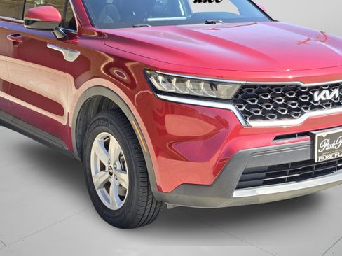Used 2022 Kia Sorento LX image 9