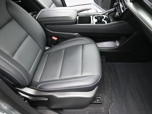 Used 2025 Chevrolet Traverse LT image 27