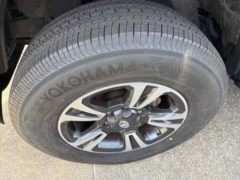 Used 2018 Toyota Tacoma TRD Sport image 2