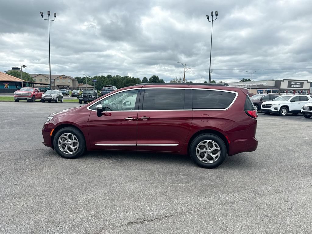 Used 2023 Chrysler Pacifica Limited AWD/4WD image 11