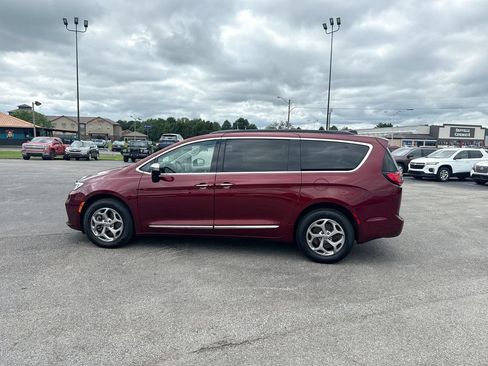 Used 2023 Chrysler Pacifica Limited AWD/4WD image 11