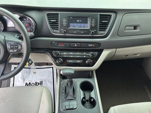 Used 2018 Kia Sedona L FWD image 32