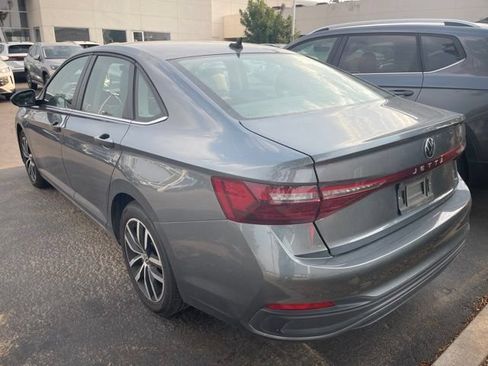 Used 2025 Volkswagen Jetta SE FWD image 3