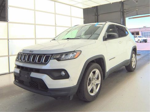 Used 2023 Jeep Compass Latitude w/ Sun and Sound Group AWD/4WD image 2