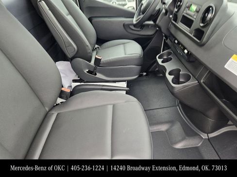 Used 2025 Mercedes-Benz Sprinter 2500 image 14