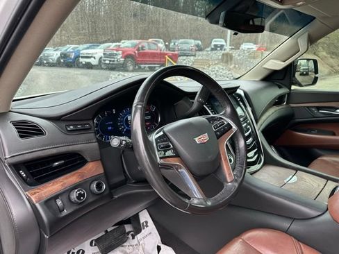 Used 2019 Cadillac Escalade Luxury AWD/4WD image 26