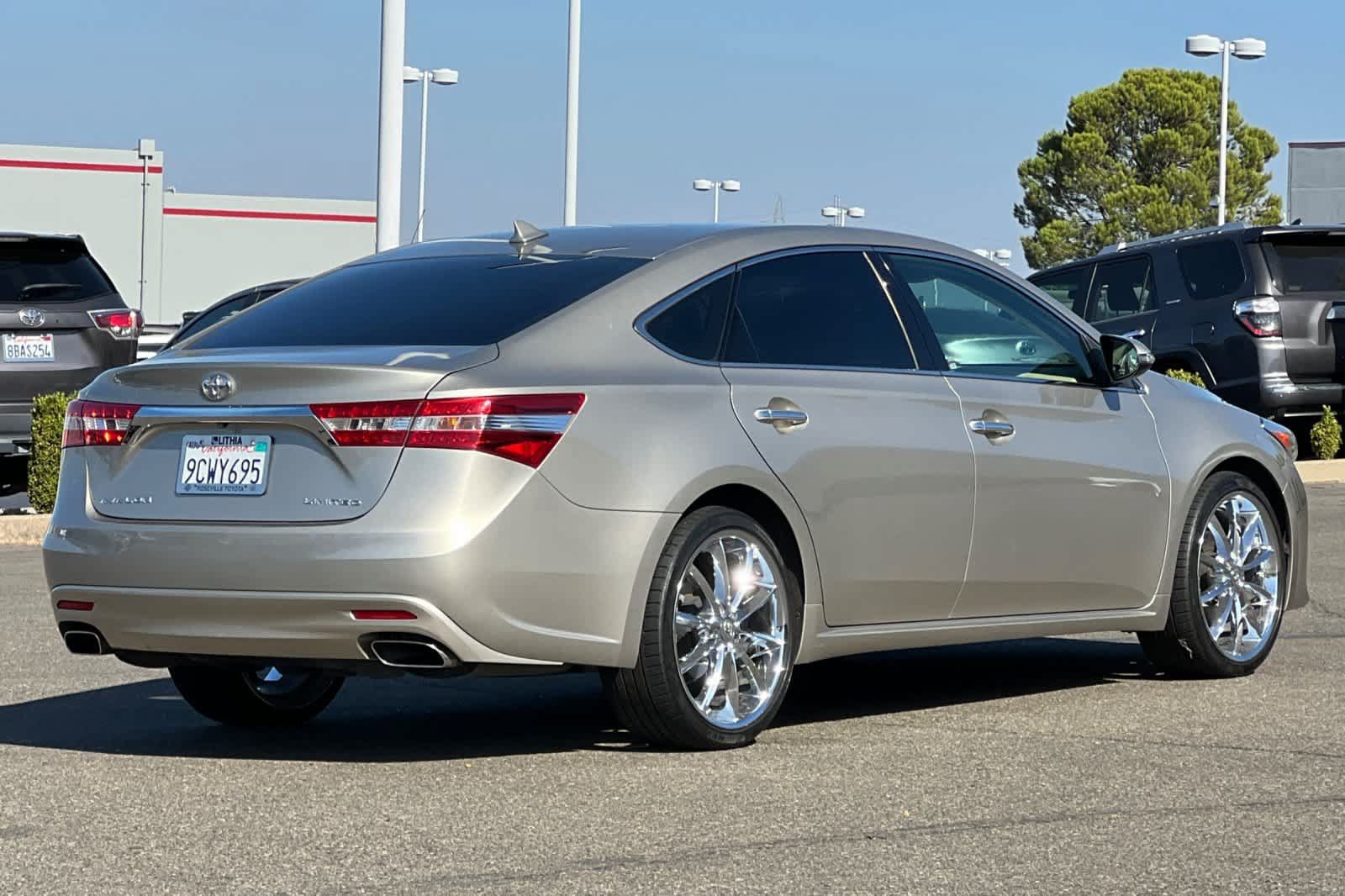 Used 2013 Toyota Avalon Limited w/ Technology Pkg FWD image 2