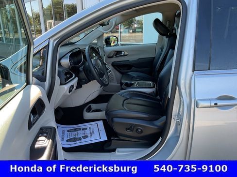 Used 2024 Chrysler Pacifica Touring-L FWD image 33
