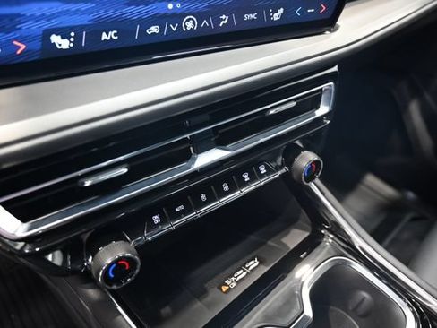 Used 2025 Chevrolet Traverse LT w/ Driver Confidence Package FWD image 18