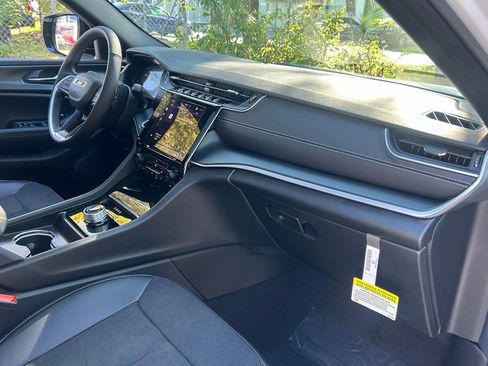 New 2025 Jeep Grand Cherokee L Altitude image 32