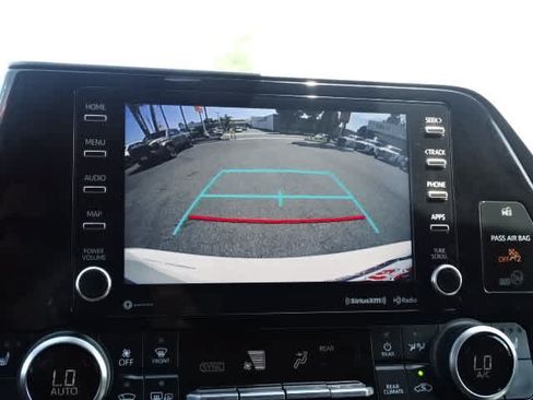 Used 2022 Toyota Highlander XLE FWD image 29