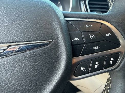 Used 2022 Chrysler Pacifica Touring-L image 30