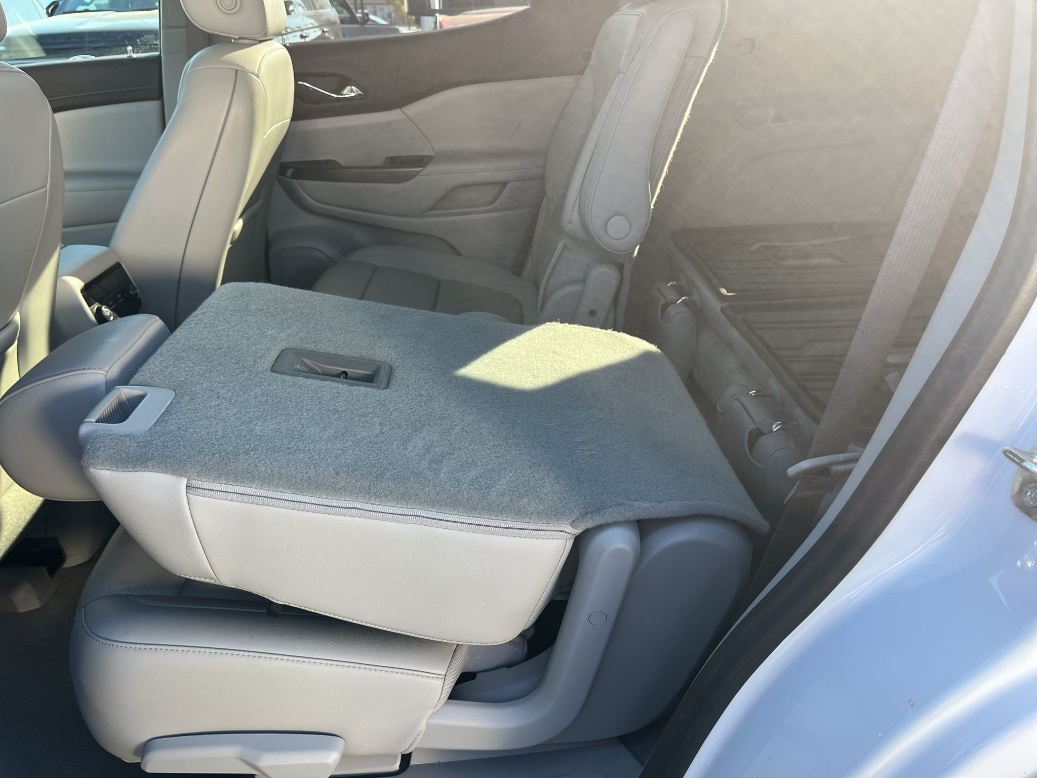 Used 2021 GMC Acadia SLT w/ LPO, Bright Accent Package FWD image 25