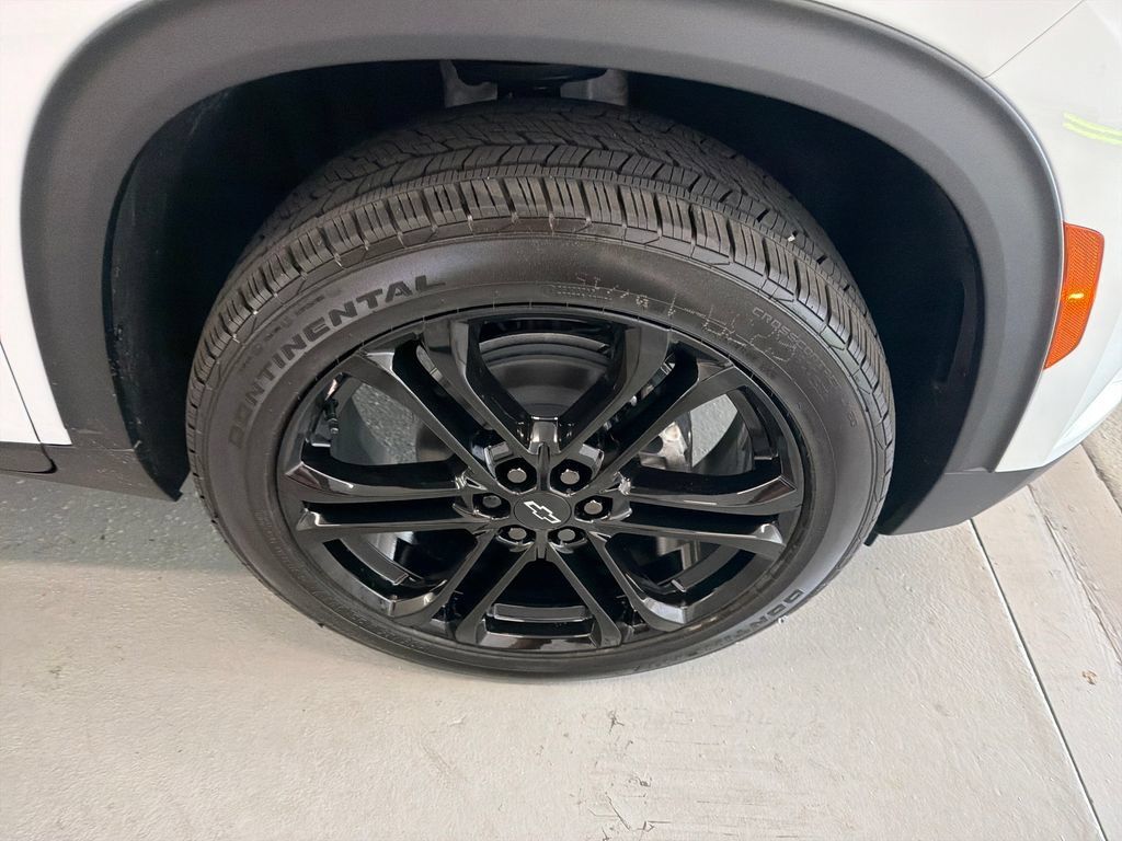 New 2027 Chevrolet Traverse LT FWD image 4