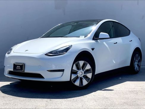 Used 2023 Tesla Model Y Long Range AWD/4WD image 1