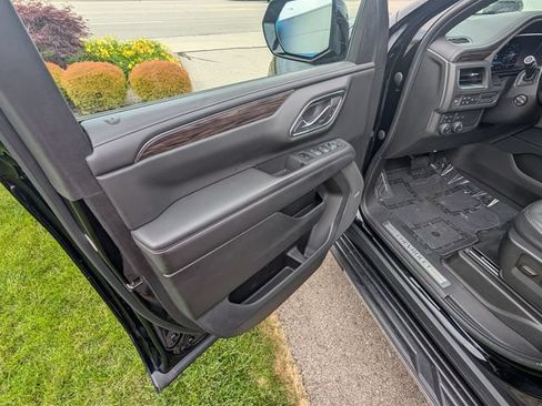 Used 2022 Chevrolet Suburban LT w/ Luxury Package AWD/4WD image 24