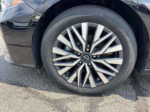 Used 2024 Nissan Altima 2.5 SV FWD image 11