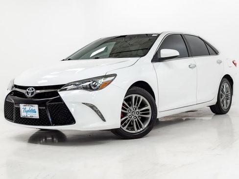Used 2016 Toyota Camry SE image 1