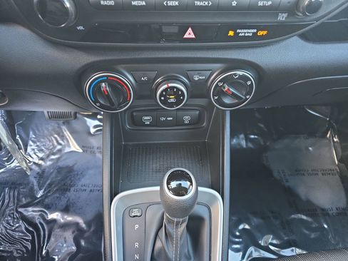 Used 2024 Hyundai Venue SE image 29