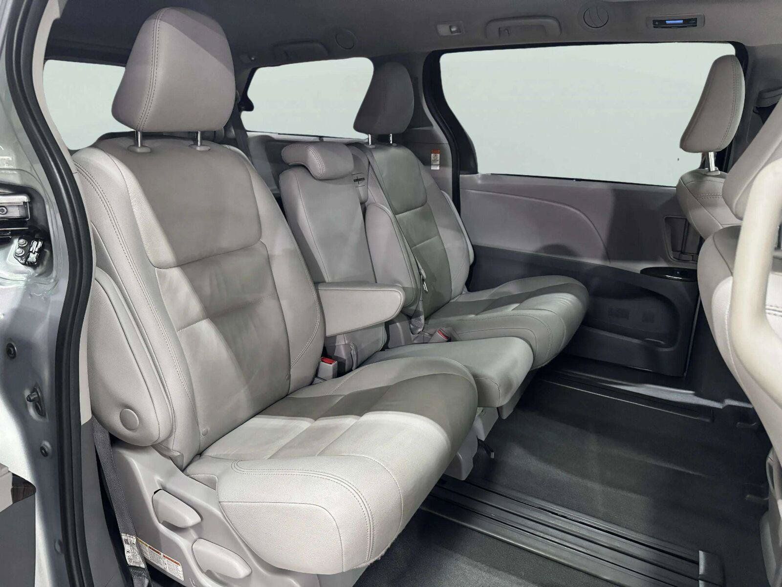 Used 2020 Toyota Sienna XLE Premium FWD image 48