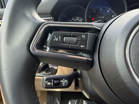 Certified 2025 Porsche Macan AWD/4WD image 30