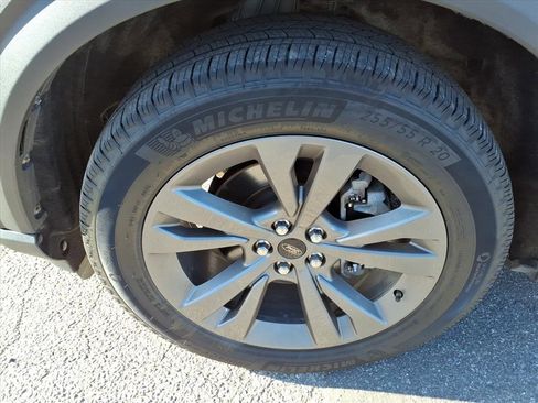 Used 2021 Ford Explorer XLT w/ Equipment Group 202A image 9