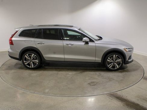 Used 2025 Volvo V60 B5 Cross Country Plus image 7