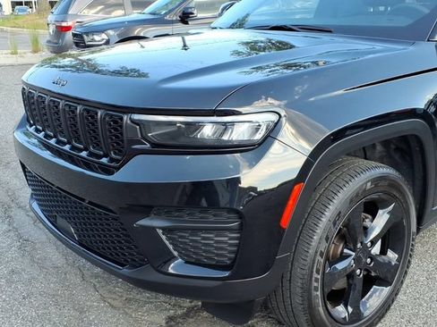 Used 2025 Jeep Grand Cherokee Altitude AWD/4WD image 9