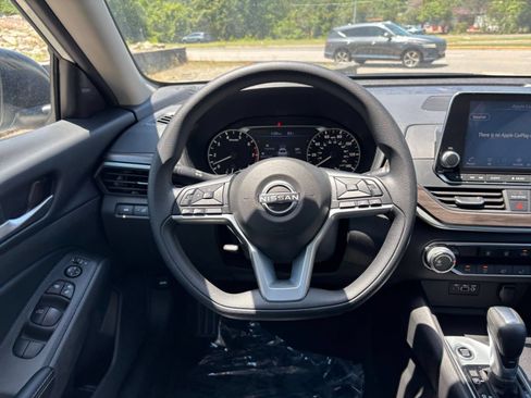 Used 2025 Nissan Altima 2.5 SV FWD image 30