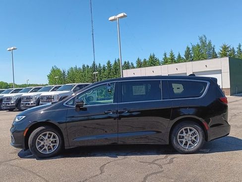 Used 2024 Chrysler Pacifica Touring-L FWD image 23