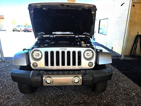 Used 2018 Jeep Wrangler Unlimited Sahara w/ Connectivity Group AWD/4WD image 11