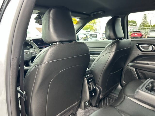 Used 2025 Jeep Compass Latitude w/ Convenience Group AWD/4WD image 19