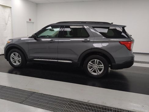 Used 2022 Ford Explorer XLT image 3