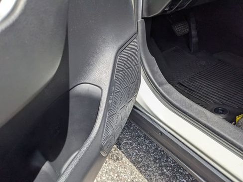Used 2021 Toyota RAV4 LE AWD/4WD image 21