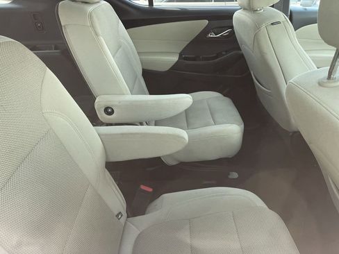 Used 2022 Chevrolet Traverse LT image 9