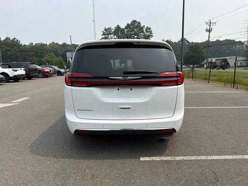 Used 2024 Chrysler Pacifica Touring-L FWD image 6